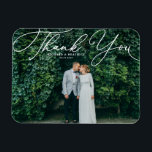 White Elegant handgeschriebenes Script-Foto Hochze Magnet<br><div class="desc">Feiern Sie Ihre Liebe und zeigen Sie Dankbarkeit mit unserem personalisierbaren Foto Hochzeit danke Ihnen Magnet! Dieser einzigartige Sake ist perfekt, um Ihre Lieben an Ihren besonderen Tag zu erinnern und gleichzeitig Ihren herzlichen Dank in einer denkwürdigen Weise auszudrücken. Es verfügt über ein elegantes weißes Skript. Personalisieren Sie Ihre Fotos...</div>