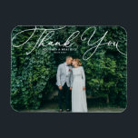 White Elegant handgeschriebenes Script-Foto Hochze Magnet<br><div class="desc">Feiern Sie Ihre Liebe und zeigen Sie Dankbarkeit mit unserem personalisierbaren Foto Hochzeit danke Ihnen Magnet! Dieser einzigartige Sake ist perfekt, um Ihre Lieben an Ihren besonderen Tag zu erinnern und gleichzeitig Ihren herzlichen Dank in einer denkwürdigen Weise auszudrücken. Es verfügt über ein elegantes weißes Skript. Personalisieren Sie Ihre Fotos...</div>