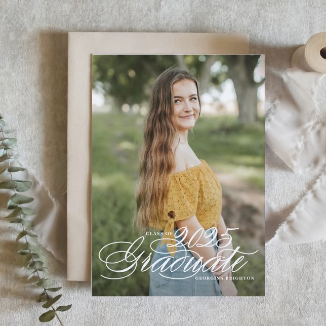 White Elegant Script Class of 2025 Abschluss Einladung (Customizable photo graduation invitation featuring elegant calligraphy. )