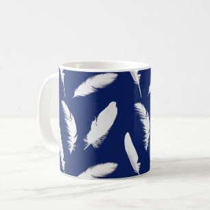 White Feathers on Dark Navy Blue Kaffeetasse