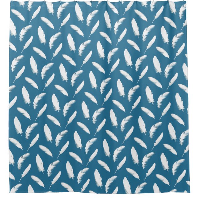 White Feathers on Denim Blue Duschvorhang (Vorderseite)