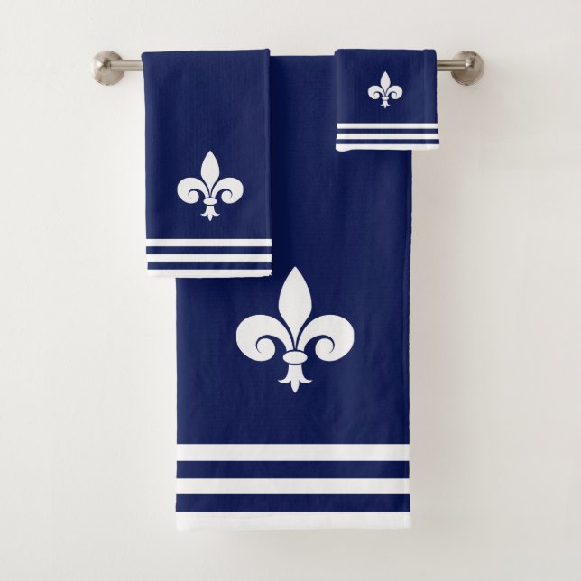 White Fleur-de-Lis & Stripes auf Navy Blue Badhandtuch Set (Insitu)