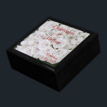 White Floral Wedding Day Keepake Box CUSTOMIZE IT Geschenkbox<br><div class="desc">Nah-up von Mountain Laurel hübsche weiße Blume und Bits von Rosa und Rot. Braut und Gräuelname und Hochzeitdatum in roter Schrift. Klicken Sie, um die Namen nach Ihren Vorlieben zu personalisieren und in die gewünschte Reihenfolge zu bringen, den Schriftart zu ändern oder das Bild zu löschen und das eigene Bild...</div>