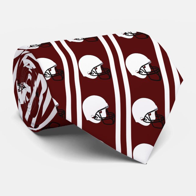 White Football Helmet auf Maroon Necktie Krawatte (Gerollt)