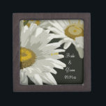 White Garden Daisies Wedding Geschenkboxen Kiste<br><div class="desc">Passen Sie die hübsche White Garden Daisies Wedding Geschenkboxen mit den persönlichen Namen der Braut und Bräutigam und dem genauen Ehefeiertag an. Diese elegante kleine Box ist auch ideal für den Ringträger, um die Hochzeitsringe bei der Hochzeitsfeier im Gang zu tragen. Diese wunderschöne botanische Hochzeitsszene-Geschenkboxen zeigt ein nahes, digital gemaltes...</div>
