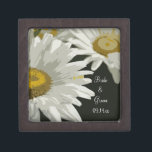 White Garden Daisies Wedding Geschenkboxen Kiste<br><div class="desc">Passen Sie die hübsche White Garden Daisies Wedding Geschenkboxen mit den persönlichen Namen der Braut und Bräutigam und dem genauen Ehefeiertag an. Diese elegante kleine Box ist auch ideal für den Ringträger, um die Hochzeitsringe bei der Hochzeitsfeier im Gang zu tragen. Diese wunderschöne botanische Hochzeitsszene-Geschenkboxen zeigt ein nahes, digital gemaltes...</div>
