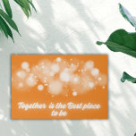 White Glow "Together is the Best place to Be" | Künstlicher Leinwanddruck<br><div class="desc">Weiß glänzend auf Orange 'Together is the Best Place to Be' schmückt dieses Imitat Leinwand mit einer Botschaft der Einheit und Harmonie. Vor dem Hintergrund einer ruhigen Orange strahlt das leuchtende weiße Licht ein Gefühl von Zusammengehörigkeit und Wärme aus. Dieser Ausdruck verleiht Ihrem Raum nicht nur eine Touch Eleganz, sondern...</div>