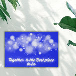 White Glow "Together is the Best place to Be" | Künstlicher Leinwanddruck<br><div class="desc">White Glow on Blue 'Together is the Best Place to Be' schmückt dieses Imitat Leinwand mit einer Botschaft der Einheit und Harmonie. Vor dem Hintergrund des ruhigen Blau strahlt das leuchtend weiße Licht ein Gefühl von Zusammengehörigkeit und Wärme aus. Dieser Ausdruck verleiht Ihrem Raum nicht nur eine Touch Eleganz, sondern...</div>