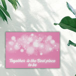 White Glow "Together is the Best place to Be" | Künstlicher Leinwanddruck<br><div class="desc">White Glow on Aquamarin "Together is the Best Place to Be" schmückt dieses Imitat Leinwand mit einer Botschaft der Einheit und Harmonie. Vor dem Hintergrund eines ruhigen Rosa strahlt das leuchtend weiße Licht ein Gefühl von Zusammengehörigkeit und Wärme aus. Dieser Ausdruck verleiht Ihrem Raum nicht nur eine Touch Eleganz, sondern...</div>