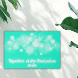 White Glow "Together is the Best place to Be" | Künstlicher Leinwanddruck<br><div class="desc">White Glow on Aquamarin "Together is the Best Place to Be" schmückt dieses Imitat Leinwand mit einer Botschaft der Einheit und Harmonie. Vor dem Hintergrund einer aquamarinen Ruhe strahlt das leuchtende Weiß ein Gefühl von Zusammengehörigkeit und Wärme aus. Dieser Ausdruck verleiht Ihrem Raum nicht nur eine Touch Eleganz, sondern dient...</div>