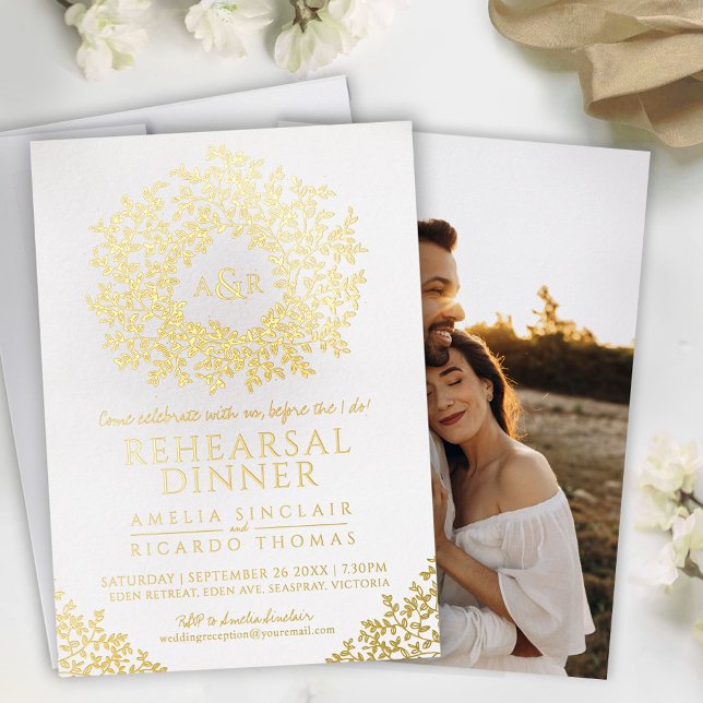 White gold foil monogram rehearsal dinner folieneinladung (Von Creator hochgeladen)