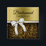 White & Gold Ribbon Wedding Bridesmaid Name Tag Button<br><div class="desc">Diese lustigen Tasten dienen sowohl als Namensschilder als auch als Favorit für Ihre Brautmädchen. Ideal für das Brautparty, Probe Dinner oder jedes Mal, wenn Sie gewollt, um wichtige Mitglieder Ihrer Hochzeitsfeier zu identifizieren. Sie sind als Teil unserer White & Gold Ribbon Wedding Collection konzipiert und verfügen über ein weißes Band...</div>