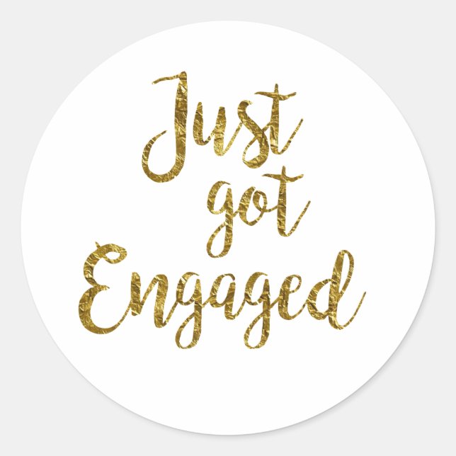 White & Gold Script Just got Engaged  Runder Aufkleber (Vorderseite)