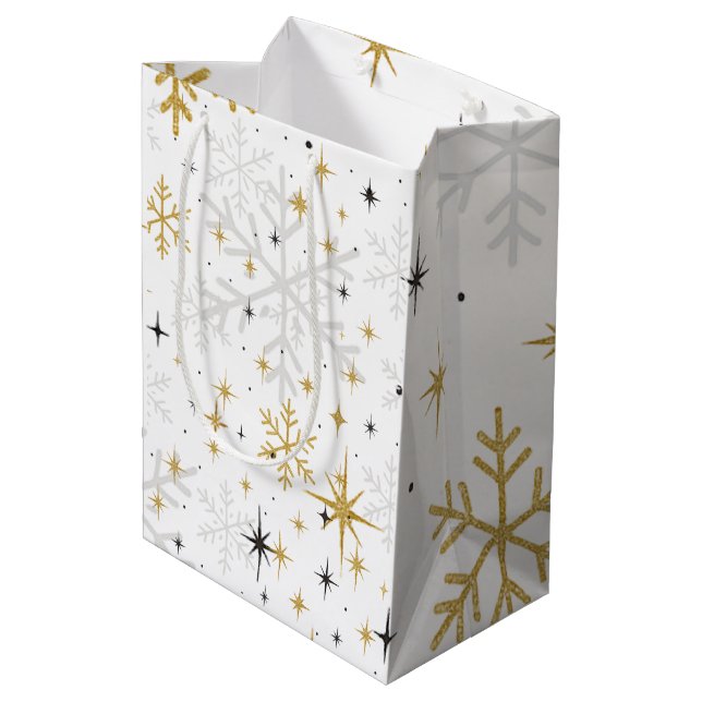 White & Gold Snowflake Sparkle Gift Bag – Elegant  Mittlere Geschenktüte (Rückseite Schrägansicht)