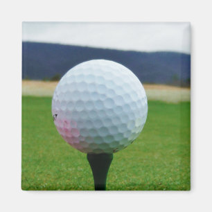 White Golf Ball auf dem Golfplatz Magnet