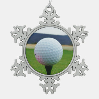 White Golf Ball auf dem Golfplatz Schneeflocken Zinn-Ornament