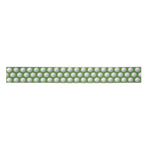 White Golf Balls auf Green