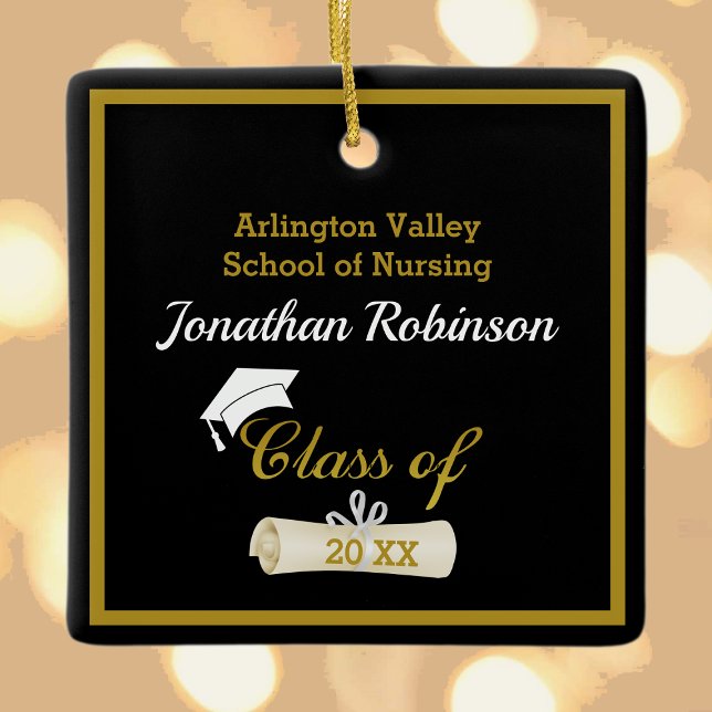 White Grad Cap und Diploma Keramik Keramikornament (Von Creator hochgeladen)