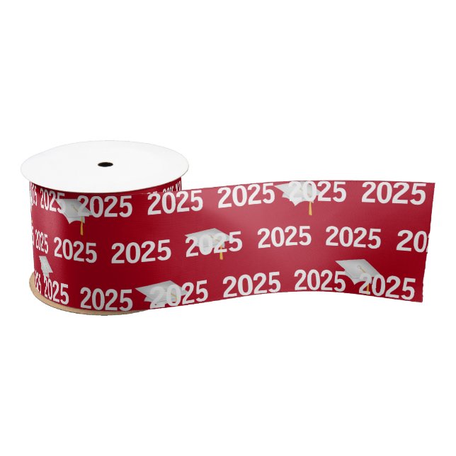 White Graduation Caps 2025 auf Red Satinband (Spule)