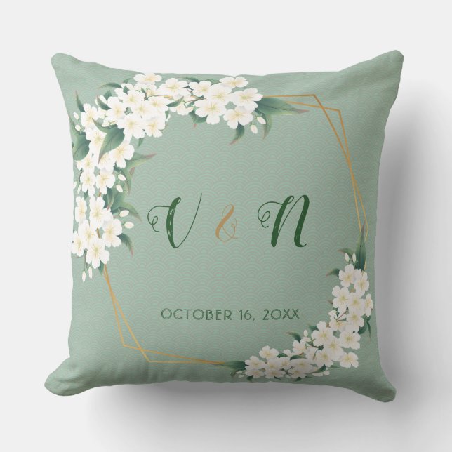 White Green Floral Monogram Wedgeake Kissen (Vorderseite)