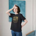 White Happy 50. Geburtstag - ich bin das Party Gol T-Shirt<br><div class="desc">Niedlich modernes typografisches Design - ich bin das Party in Gold Glitzer Textur personalisierbaren Text in Gold und Gold Glitzer Wirbel Rahmen. Weißer Hintergrund kann sich ändern. Herzlichen Glückwunsch zum 50. Geburtstag oder zu jedem Party.</div>