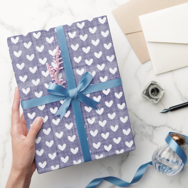 White Hearts über Navy Blue Linen Geschenkpapier (Schenken)
