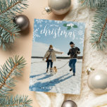White Holly Snowflakes Frohe Weihnachts-Foto Feiertagskarte<br><div class="desc">Schöne Schneeflocke Thema Frohe Weihnachtskarte gedruckt mit Ihrem Foto,  die die Karte bedeckt,  hübsche weiße Schneeflocken,  weiße Heilige Beeren mit grünen Blätter,  und Ihren Namen und das Jahr.</div>