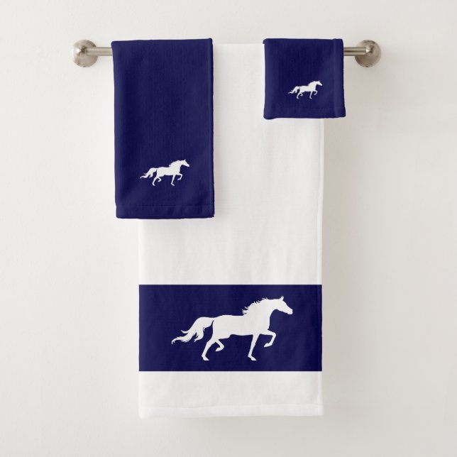 White Horse Silhouette auf Navy Blue & White Badhandtuch Set (Insitu)