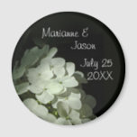 White Hydrangea Keepake Round Magnet<br><div class="desc">Schöne,  weiße Hydrangea Blüten werden das Auge von Freunden und Familie,  sodass sie sich an den großen Tag erinnern. Ein großartiger Sake-Artikel. Jeder Text ist eine Vorlage,  die Sie mit Ihren Daten ausfüllen können.</div>