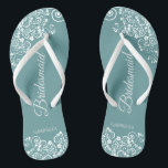 White Lace auf Aquamariner Hochzeit von Brautmädch Flip Flops<br><div class="desc">Diese wunderschönen Hochzeitskippen sind eine großartige Möglichkeit, um Ihren Brautmädchen zu danken und sie zu erkennen, während sie gleichzeitig ihre Füße gerettet haben. Das schlichte und dennoch elegante Design mit weißem, blumengeschmückten Filigree auf aquamarinem Hintergrund. Die elegante Schrift liest Bridesmaid mit ihrem Namen unten. Ein guter Weg, ihr zu danken,...</div>