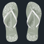 White Lace auf Sage Green Bridesmaid Hochzeit Flip Flops<br><div class="desc">Diese wunderschönen Hochzeitskippen sind eine großartige Möglichkeit, um Ihren Brautmädchen zu danken und sie zu erkennen, während sie gleichzeitig ihre Füße gerettet haben. Das elegante Design mit weißem, blumengeschmückten Spitzen-Filigree auf einem staubigen, lila, lila oder lavenderfarbenen Hintergrund. Die elegante Schrift liest Bridesmaid mit ihrem Namen unten. Ein guter Weg, ihr...</div>