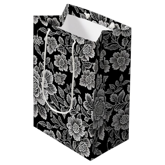 White Lace Florals auf Black Mittlere Geschenktüte (Vorderseite Schrägansicht)