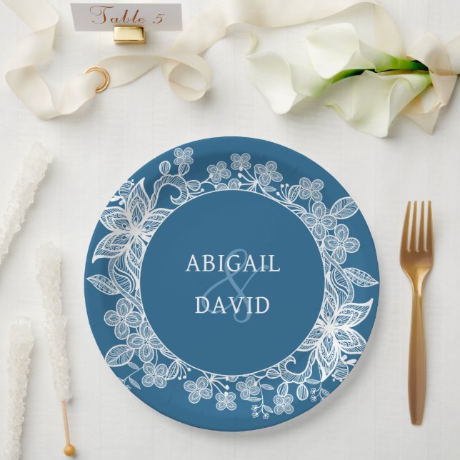 White Lace on Blue Wedding Pappteller (Hochzeit)