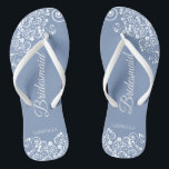 White Lace on Dusty Blue Bridesmaid Wedding Flip Flops<br><div class="desc">Diese wunderschönen Hochzeitskippen sind eine großartige Möglichkeit, um Ihren Brautmädchen zu danken und sie zu erkennen, während sie gleichzeitig ihre Füße gerettet haben. Das schlichte und dennoch elegante Design mit weißem, blumengeschmückten Filigree auf staubblauem Hintergrund. Die elegante Schrift liest Bridesmaid mit ihrem Namen unten. Ein guter Weg, ihr zu danken,...</div>