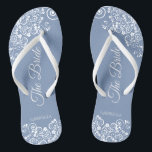 White Lace on Dusty Blue Elegant Bride's Wedding Flip Flops<br><div class="desc">Tanzen Sie die Nacht mit diesen schönen Hochzeitsflip-Flops. Sie sind für die Braut konzipiert und zeichnen sich durch ein schlichtes und dennoch elegantes Design aus. extravagante Schriftzeichen auf einem staubigen blauen Hintergrund sowie weiße Spitzen-Gürtel und Wirbel sorgen für ein elegantes Design. Eine schöne Art, extravagant und angemessen bleibe, während Sie...</div>