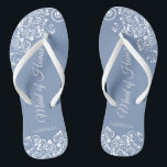 White Lace on Dusty Blue Trauzeugin Wedding Flip Flops<br><div class="desc">Diese wunderschönen Hochzeitskippen sind eine großartige Möglichkeit, Ihre Trauzeugin zu danken und zu erkennen, während sie gleichzeitig ihre Füße rette. Das elegante Design mit weißem, blumengeschmückten Filigree auf einem staubigen blauen Hintergrund. Die elegante Schrift liest Trauzeugin mit ihrem Namen unten. Ein guter Weg, ihr zu danken, dass sie Teil Ihres...</div>