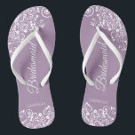 White Lace on Dusty Lila Bridesmaid Wedding Flip Flops<br><div class="desc">Diese wunderschönen Hochzeitskippen sind eine großartige Möglichkeit, um Ihren Brautmädchen zu danken und sie zu erkennen, während sie gleichzeitig ihre Füße gerettet haben. Das elegante Design mit weißem, blumengeschmückten Spitzen-Filigree auf einem staubigen, lila, lila oder lavenderfarbenen Hintergrund. Die elegante Schrift liest Bridesmaid mit ihrem Namen unten. Ein guter Weg, ihr...</div>