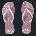 White Lace on Dusty Rose Trauzeugin Wedding Flip Flops<br><div class="desc">Diese wunderschönen Hochzeitskippen sind eine großartige Möglichkeit, Ihre Trauzeugin zu danken und zu erkennen, während sie gleichzeitig ihre Füße rette. Das elegante Design mit einem Filigree aus weißer Blütenpracht auf einer staubigen Rose oder einem lila rosa Hintergrund. Die elegante Schrift liest Trauzeugin mit ihrem Namen unten. Ein guter Weg, ihr...</div>