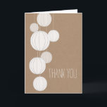 White Lanterns Cardstock Inspiriert Vielen Dank Dankeskarte<br><div class="desc">Eine Dankeschön-Karte,  die eine Illustration einer Gruppe von sieben weißen Gartenlaternen aus weißem Papier enthält. Im Text vorne steht "Danke." Hintergrund der Vorderseite ist Kartenmaterial inspiriert. Im Inneren ist leer. Diese Karte kann auch in kleinerer Notecardgröße erworben werden. Suchen Sie nach passenden Hochzeitseinladungen und mehr in Jill's Paperie.</div>