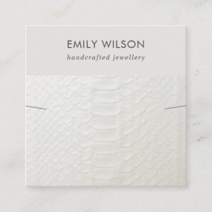 WHITE LEATHER TEXTURE NECKLACE BRACELET DISPLAY QUADRATISCHE VISITENKARTE