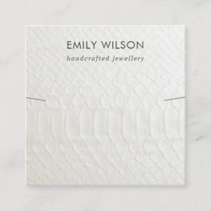 WHITE LETHER TEXTURE NECKLACE BRACELET DISPLAY QUADRATISCHE VISITENKARTE