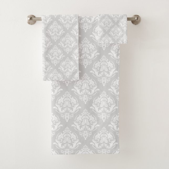 White & Light Gray Floral Damasks Pattern Badhandtuch Set (Insitu)