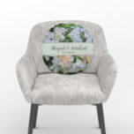 White Lilies Wedding Couple Names Floral Rundes Kissen<br><div class="desc">Blumenmotiv, rundes Kissen, das auf beiden Seiten ein Foto von wunderschönen, weißen orientalischen Lilien mit einem blassgrünen, auf Kissen zentrierten Grün, den Namen eines Ehepaares und das Hochzeitstag in stilisierter Schrift zeigt. Personalisieren Sie Ihr Kopfkissen durch das Editieren von Namen und Hochzeitstermin. Ein wunderschönes Blumendesign und perfekt als Hochzeitsgeschenk oder...</div>