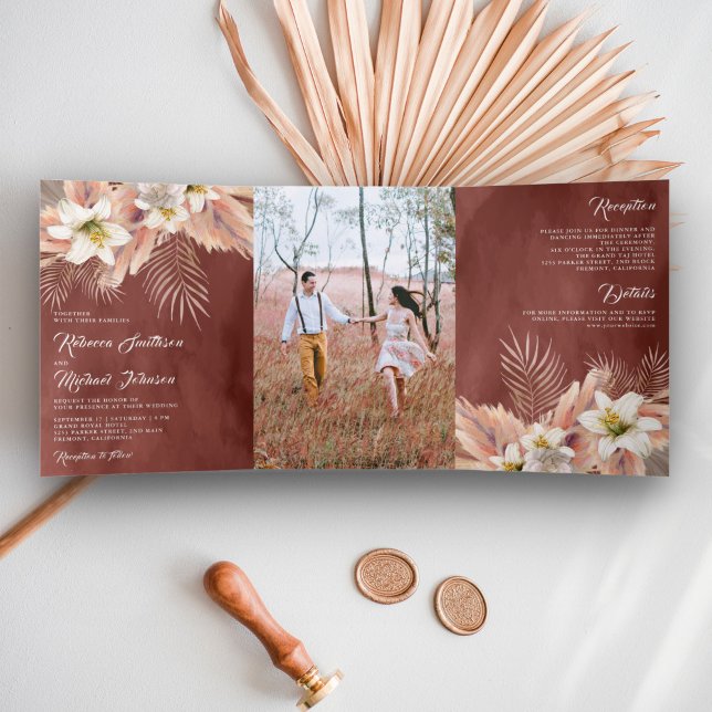 White Lily Floral Palm Pampas Cinnamon Wedding Dreifach Gefaltete Einladung (Von Creator hochgeladen)