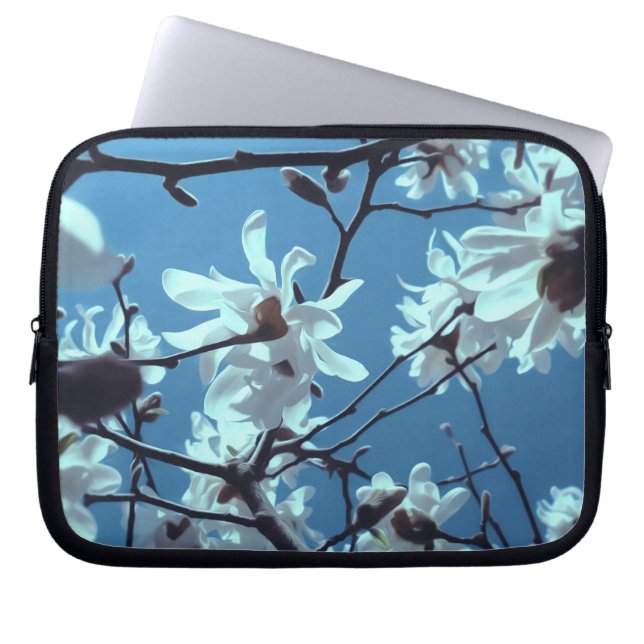 White Magnolia Bloom Blue Sky Laptopschutzhülle (Vorderseite)