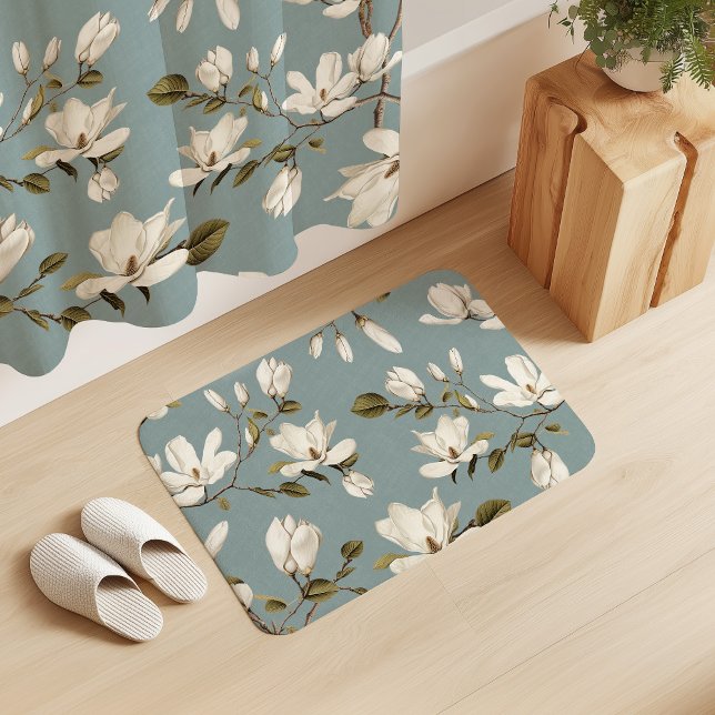 White Magnolia Grove on Duck Blue Elegant Floral  Badematte (Von Creator hochgeladen)
