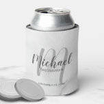 White Marble Modernes Script Personalisierte Trauz Dosenkühler<br><div class="desc">Fügen Sie eine persönliche Touch zu Ihrer Hochzeit mit personalisierten Trauzeugen kann kühler. Dies kann personalisierte Trauzeuge-Namen in grauem, modernem Skript-Schriftart-Stil und Monogramm in hellgrauem, modernem Script-Schriftart-Stil als Hintergrund mit Titel und Hochzeitdatum in grauem, modernen Sans Serif Schriftart Stil auf weißem Marmor Hintergrund. Auch perfekt für Trauzeuge, Brautvater und mehr....</div>