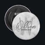 White Marble Modernes Script Personalisierte Trauz Flaschenöffner<br><div class="desc">Moderne Minimalistische Personalisierte Monogramm- und Namensgeschenke Dieses Design zeichnet sich durch einen personalisierten Namen im modernen, grauen Stil der Handschrift Schriftart und Monogramm in hellgrauem, modernem Sans Serif Schriftart Stil als Hintergrund aus, mit dem Titel in grau modernen Sans Serif Schriftart Stil, auf weißem Marmor Hintergrund. Auch perfekt für Trauzeuge,...</div>