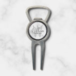 White Marble Modernes Script Personalisierte Trauz Pitchgabel<br><div class="desc">Moderne Minimalistische Personalisierte Monogramm- und Namensgeschenke Dieses Design zeichnet sich durch einen personalisierten Namen im modernen, grauen Stil der Handschrift Schriftart und Monogramm in hellgrauem, modernem Sans Serif Schriftart Stil als Hintergrund aus, mit dem Titel in grau modernen Sans Serif Schriftart Stil, auf weißem Marmor Hintergrund. Auch perfekt für Trauzeuge,...</div>