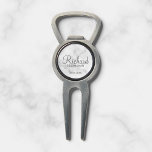 White Marble Modernes Script Personalisierter Trau Pitchgabel<br><div class="desc">Personalisierte Trauzeuge Geschenke mit dem Namen des personalisierten Trauzeugen in grauem, modernem Skript-Schriftart-Stil mit Titel und Hochzeitsdatum in modernen Sans Serif Schriftart Stil auf weißem Marmor Hintergrund. Auch perfekt für Trauzeuge, Brautvater, Brautjungfrau, Trauzeugin, Brautmutter und mehr. Bitte beachten Sie: Die Marmordetails werden im Kunstwerk simuliert. Bei der Herstellung dieses Produktes...</div>